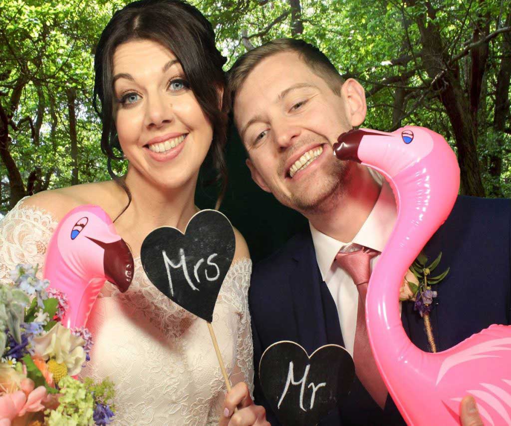 MrandMrswithflamingosinphotobooth